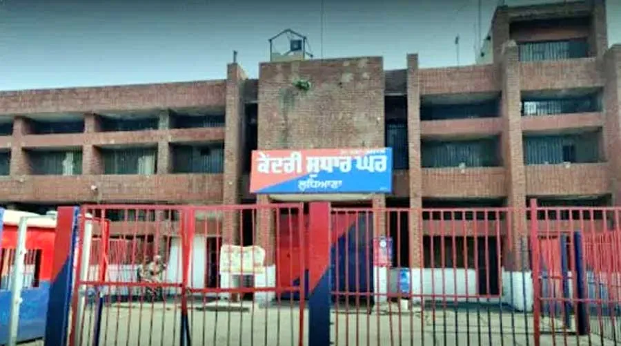 सेंट्रल जेल में 10 मोबाइल और भारी मात्रा में नशीले पदार्थ बरामद