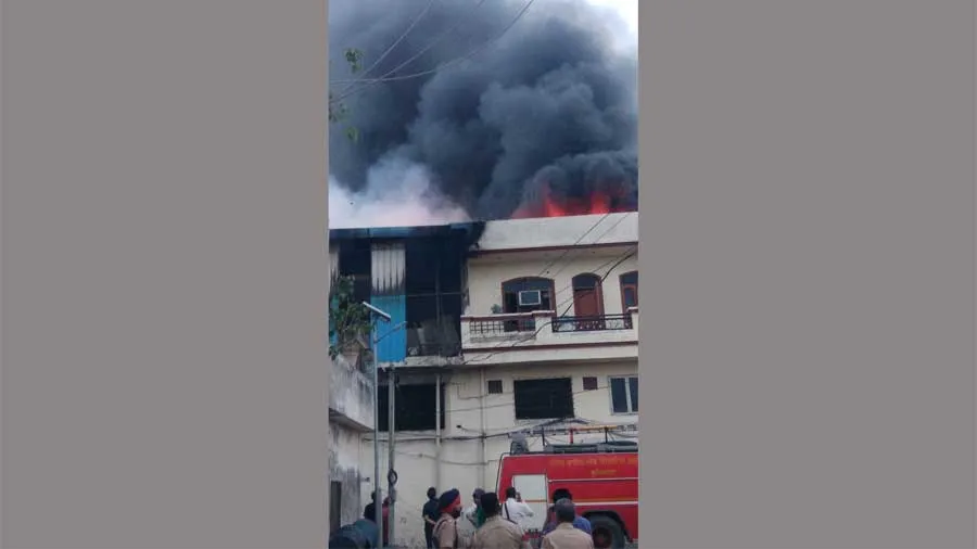 Breaking News: लुधियाना में नमक की फैक्ट्री में लगी आग, लाखों का नुकसान