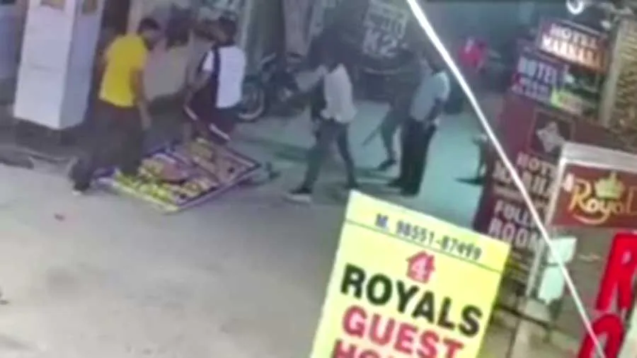 फ्री में खाना और बीयर देने से मना करने पर बदमाशों ने होटल मैनेजर और सफाई कर्मचारी को पीटा