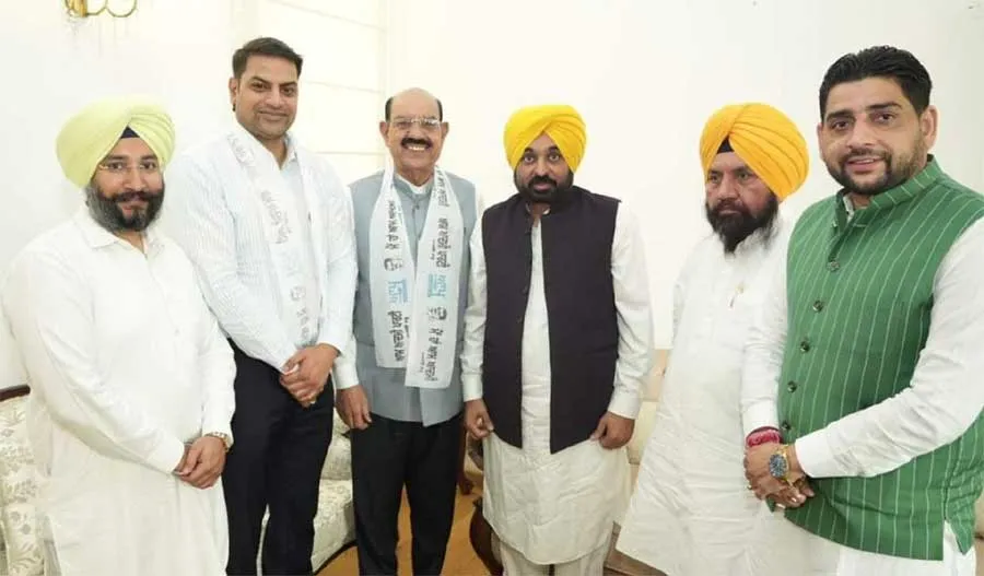 पूर्व कैबिनेट मंत्री मोहिंदर पाल भगत आम आदमी पार्टी में शामिल