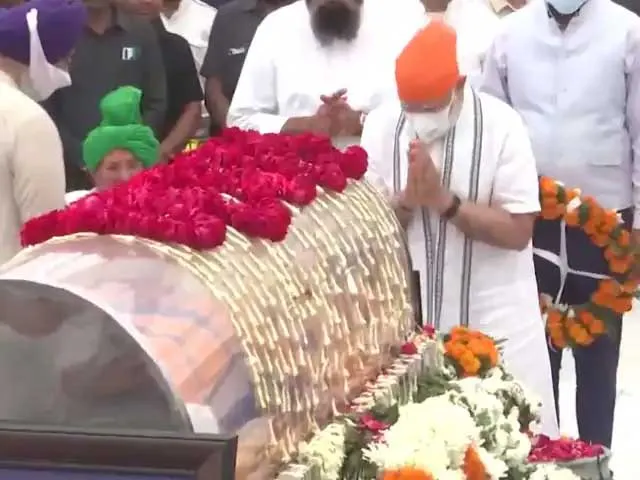 पीएम मोदी ने चंडीगढ़ पहुंचकर बादल को श्रद्धांजलि दी