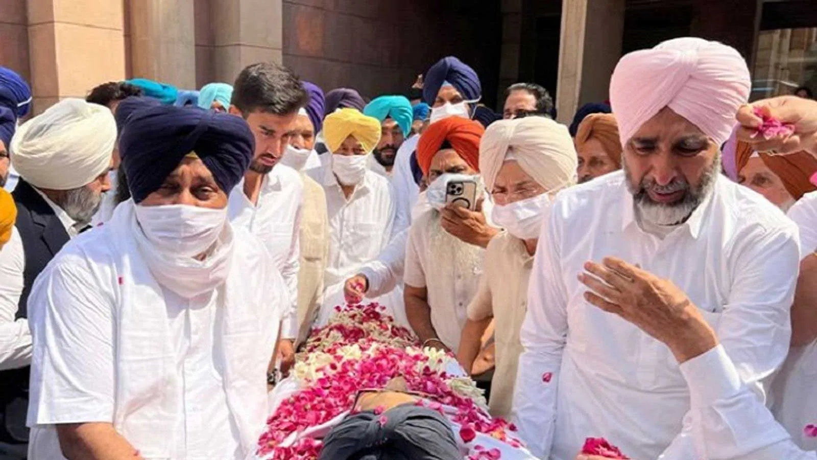 बादल को उनके पैतृक गांव में अंतिम विदाई दी जाएगी, पंजाब सरकार ने कल छुट्टी का किया ऐलान
