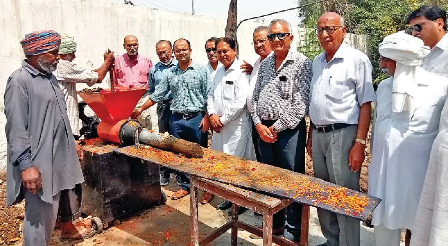 अब गोबर से बनेगी लकड़ी, मशीन का निगम कमिशनर ने किया उद्घाटन