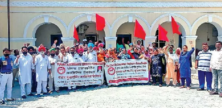 रोष: गुस्साए कर्मचारियों ने मेडिकल सुपरडैंट कार्यालय समक्ष दिया धरना