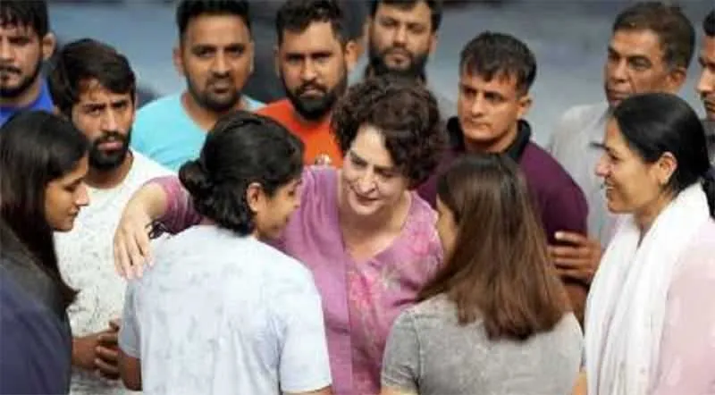 खिलाड़ियों से मिलने जंतर मंतर पहुंची प्रियंका, बृजभूषण को हटाने की मांग