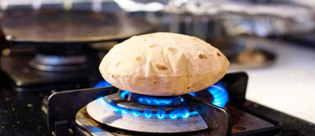 Gas की आंच पर पकी रोटी खाने से हो सकता है कैंसर, जानिए कैसे बचें