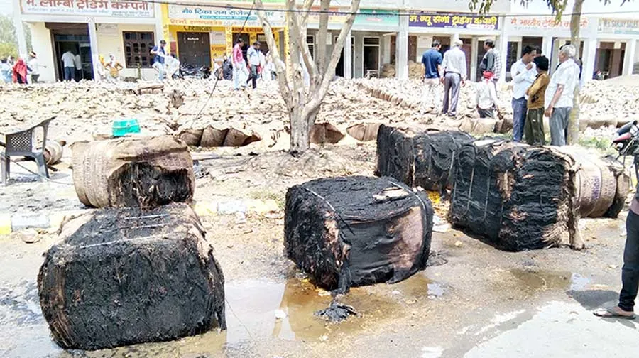 चाय के खोखे में अचानक लगी आग, गेहूं के हजारों थैले जले
