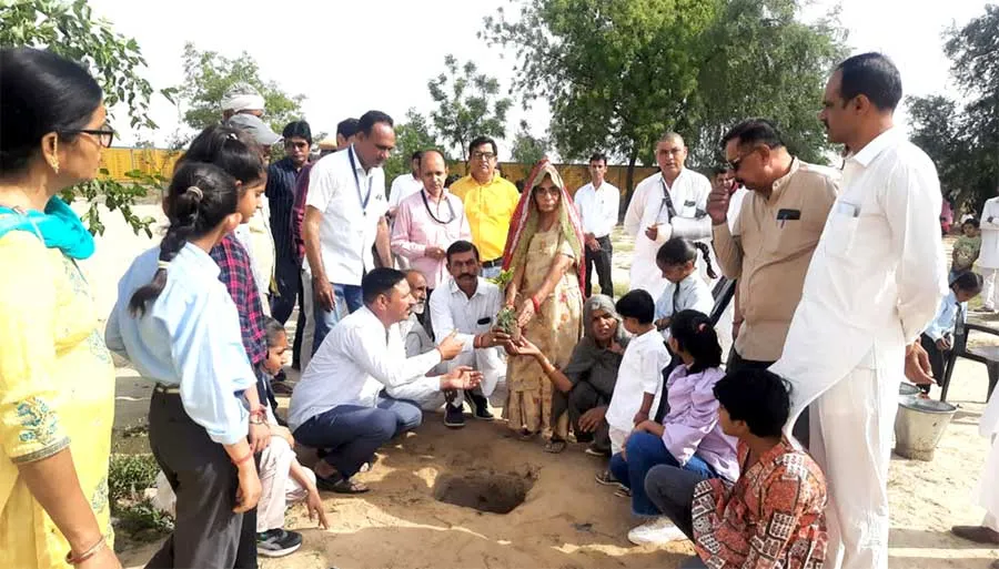 रतनपुरा के महात्मा गांधी विद्यालय में लगाए पौधे