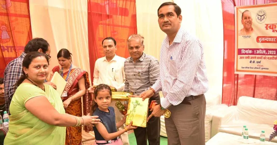 स्कूल चलो अभियान का डीएम ने किया शुभारंभ