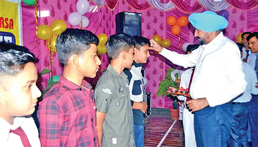 दुनिया का ऐसा स्कूल, जहां रैगिंग से नहीं, अनोखी परम्परा से होता छात्रों का स्वागत