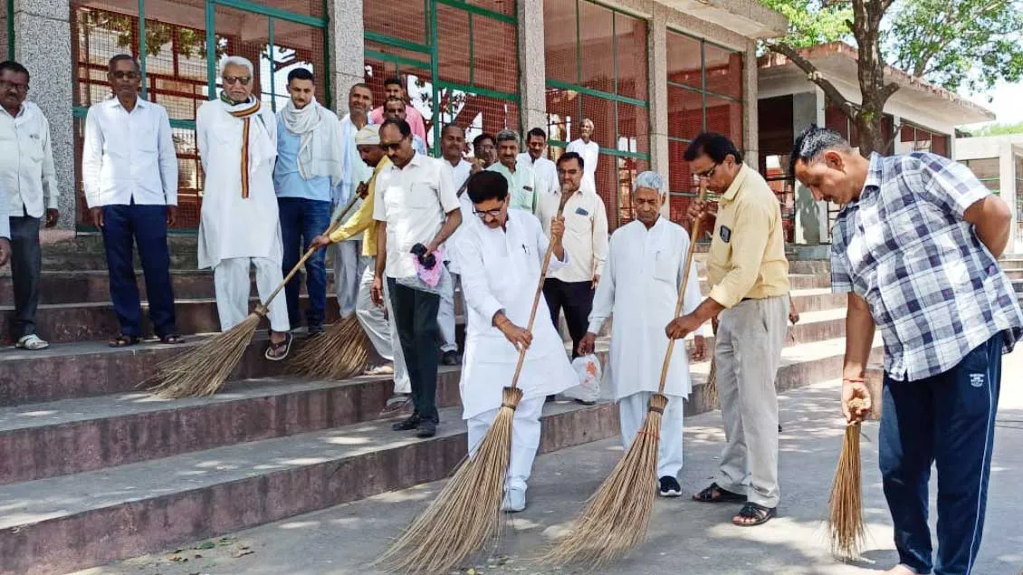 शुकतीर्थ गंगा घाट पर भाजपाइयों ने चलाया स्वच्छता अभियान