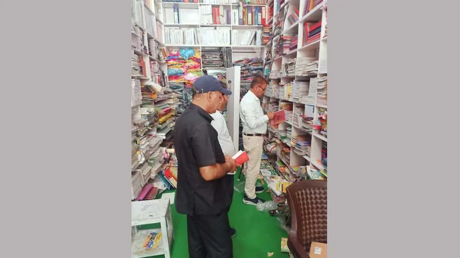 बुकसेलर्स पर शिकंजा कसने का अभियान दूसरे दिन भी जारी