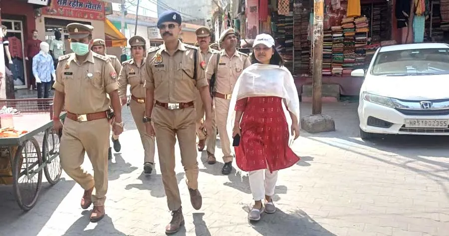 पुलिस प्रशासन अधिकारियों ने नगर में की पैदल गस्त, अफवाह फैलाने वालों पर होगी कार्रवाई