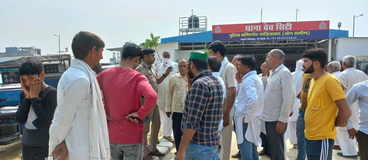 कमिश्नर साहब ! हमें इस दबंग वेब सिटी बिल्डर से बचा लो 