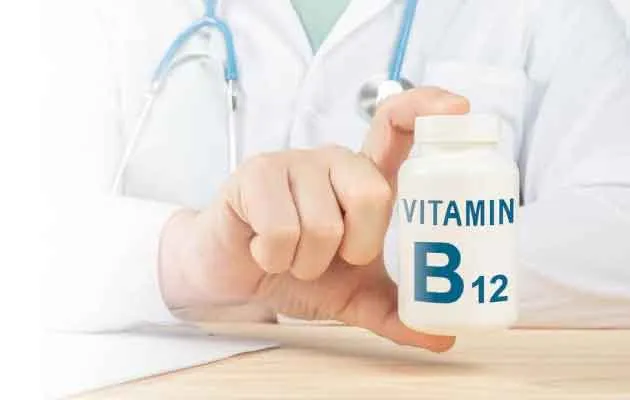 विटामिन बी12 की कमी के लक्षण, शरीर के कई हिस्सों में होते हैं चौकाने वाले बदलाव