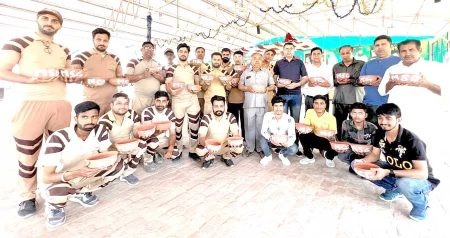 सेवादारों ने शहर में जाकर लोगों को बांटे सकोरे