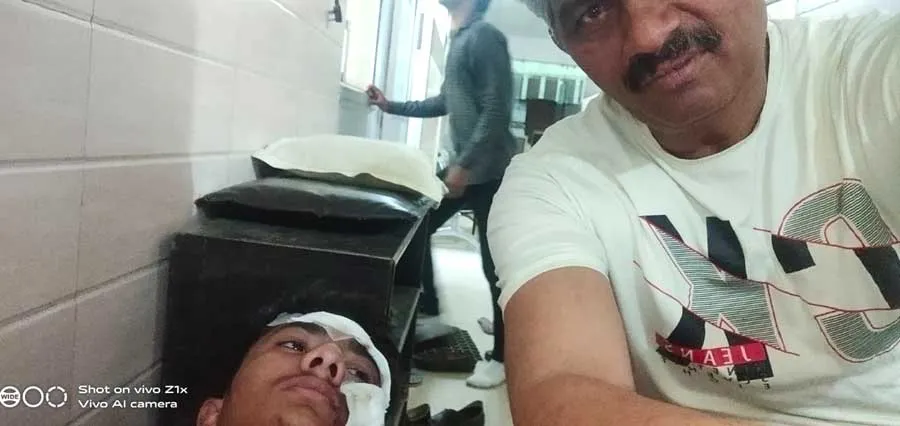 घायल को हस्पताल पहुंचकर मानवता का फर्ज अदा किया