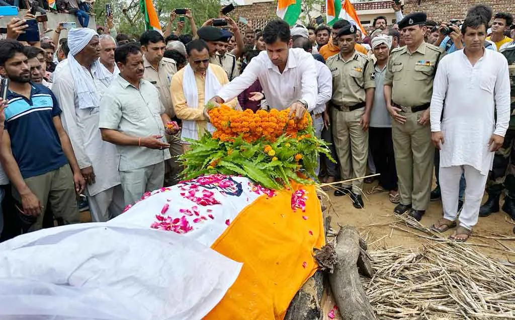 गांव लालावास में हजारों नम आंखों ने दी वीर सैनिक नरेंद्र को अंतिम विदाई