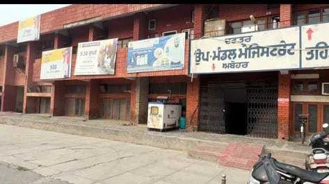 अबोहर में अधिकारी व कर्मचारी मिले गैर हाजिर