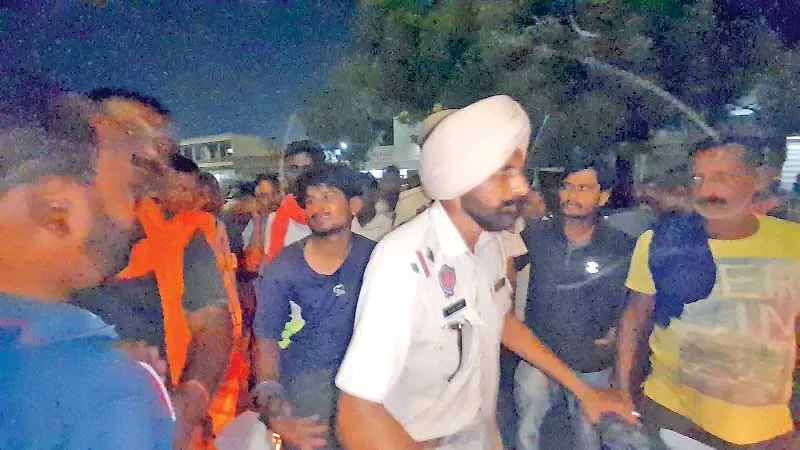 मंडी में अनाज चोरी करता युवक धुना, गिरफ्तार