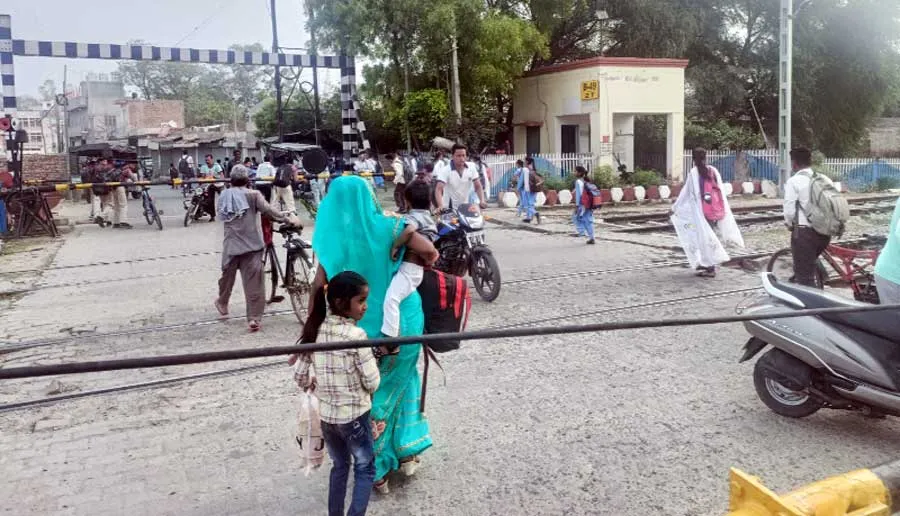 ठाकर आबादी फाटक पर पुल बनाने की मांग