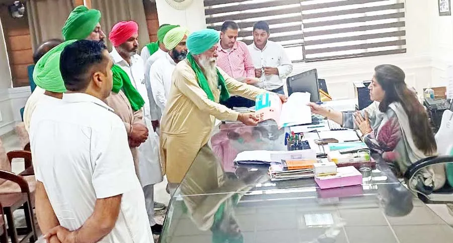 मुआवजे की मांग को लेकर उपायुक्त से मिले दुकानदार, सौंपा ज्ञापन