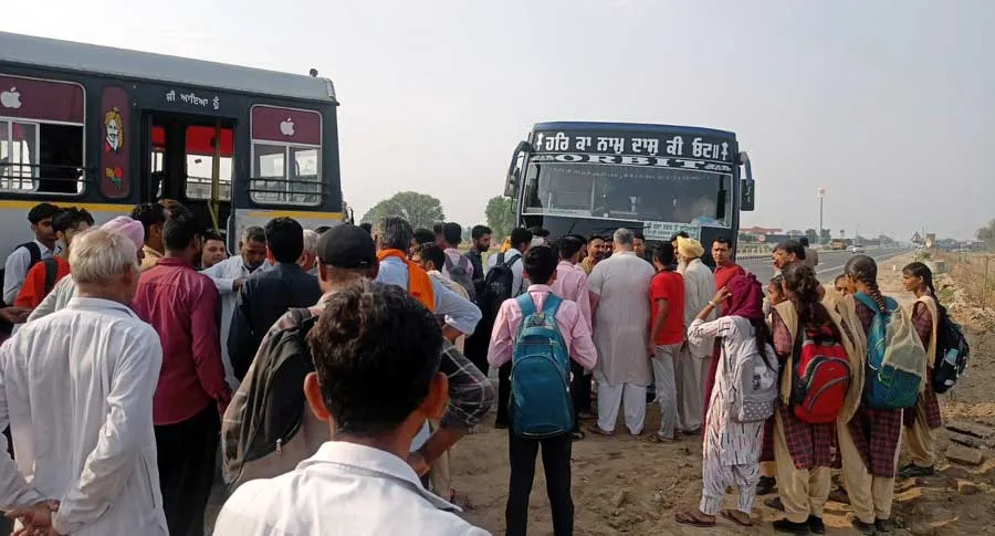 गुमजाल बस स्टैंड पर रोडवेज बस ना रुकने पर ग्रामीणों ने किया विरोध