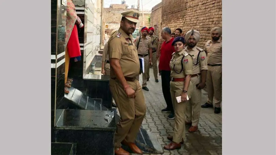 सर्च अभियान के दौरान पुलिस ने 12 लोग लिए हिरासत में