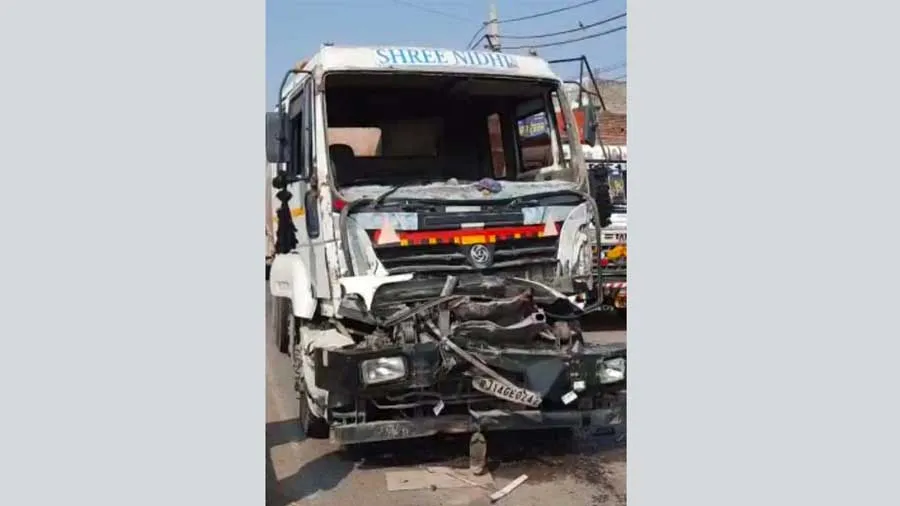 घोड़ा ट्राला व सीमेंट से भरे कैंटर की हुई टक्कर