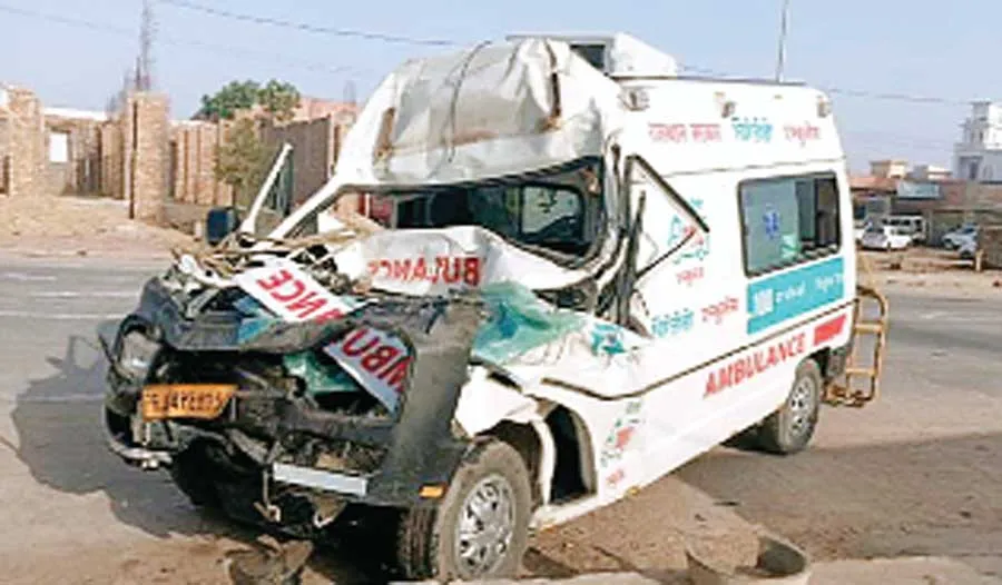 Road Accident:- आपातकाल सेवा एंबुलेंस आगे जा रहे ट्रेलर में टकराई