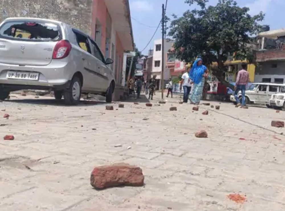 मतदान केंद्र के बाहर पथराव का मामला