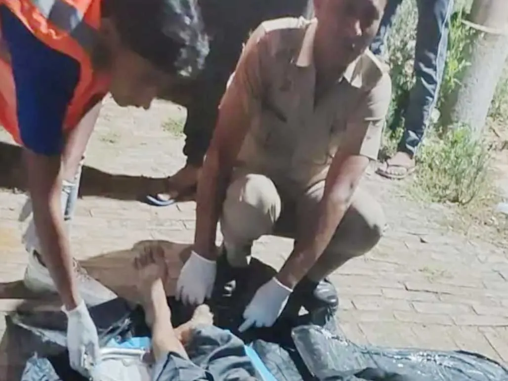 किसान को तेज रफ्तार वाहन ने रौंदा, बस के लिए कर रहा था इंतजार,चालक हुआ फरार