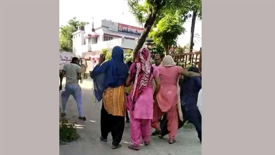 मजनुओं की हुई जमकर धुनाई