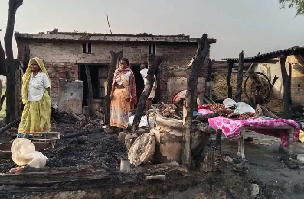 देर रात आई आंधी ने मचाई तबाही, आग लगने से 5 मकान स्वाहा