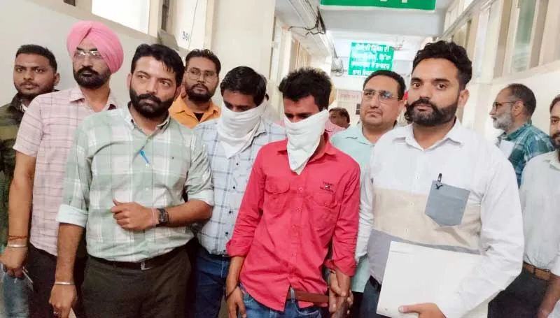 आरटीए कार्यालय क्लर्क और सहायक रिश्वत लेते गिरफ्तार