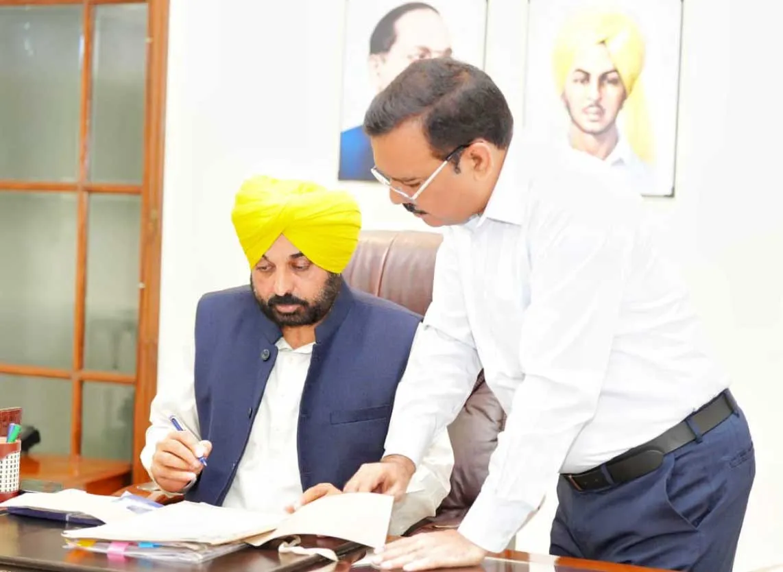 Punjab: मान साढ़े सात बजे पंजाब सचिवालय स्थित अपने कार्यालय पहुंचे