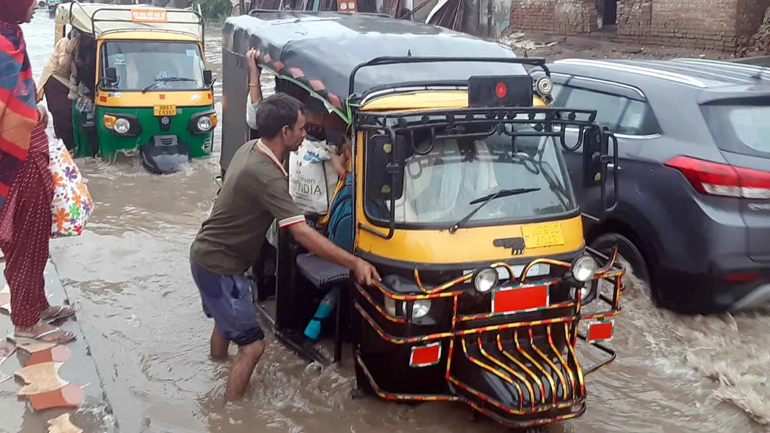 तेज आंधी के साथ बरसी आफत आसमानी, छोटी काशी हुई पानी-पानी