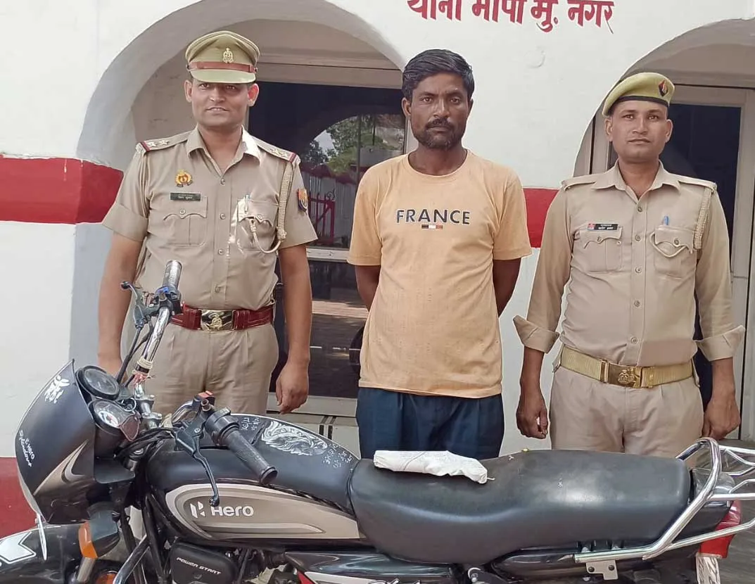 पुलिस टीम ने दो शातिर दबोचे, बाइक व तमंचा बरामद
