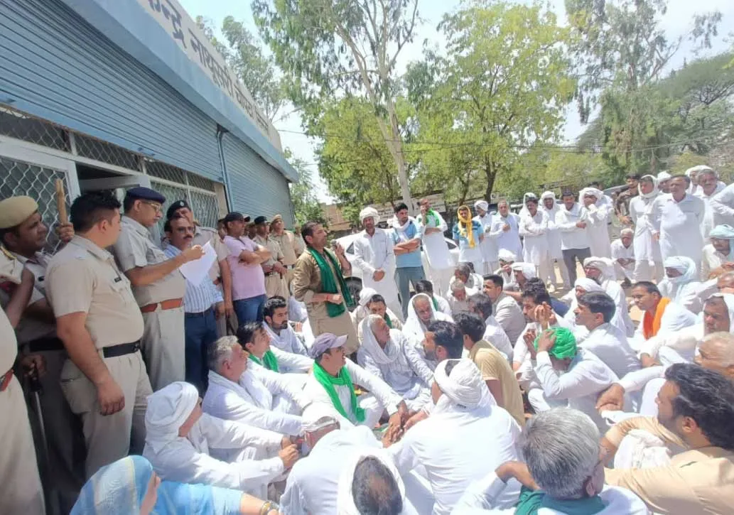 farmers protest: बीमा क्लैम व मुआवजा को लेकर किसान आए सड़कों पर