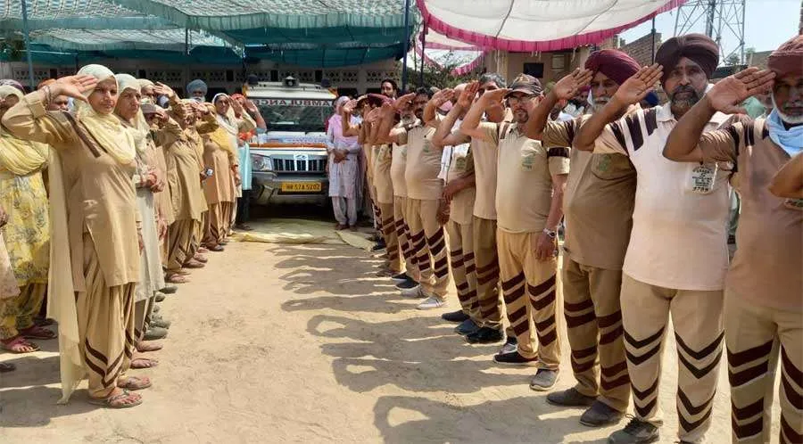 बेटे ने पूरी की पिता की अंतिम इच्छा, फूलों से सजी गाड़ी में अंतिम सफर पर रुखस्त हो गए सुखदेव इन्सां