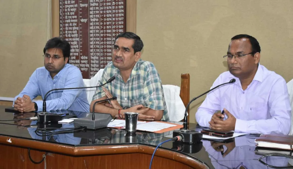 जिलाधिकारी चन्द्र प्रकाश सिंह ने पोर्टल पर हुए संशोधनों के बारे में दिया प्रशिक्षण