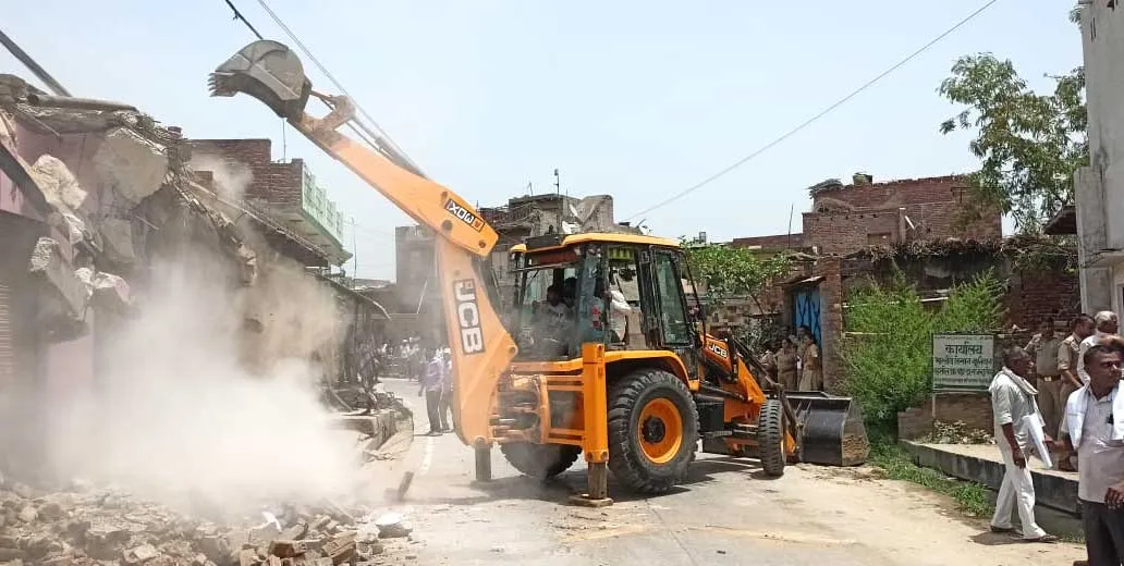 बिगराऊ के मामूली विरोध के बाद मुख्य मार्ग से हटाया गया अतिक्रमण