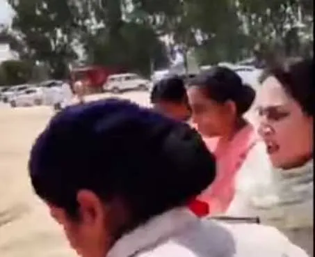 सरसा में Cm Khattar के जनसंवाद कार्यक्रम के दौरान महिला सरपंच ने पैरों में फेंका अपना दुपट्टा