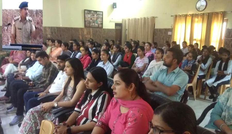 साइबर सुरक्षा पर छात्राओं को किया जागरूक