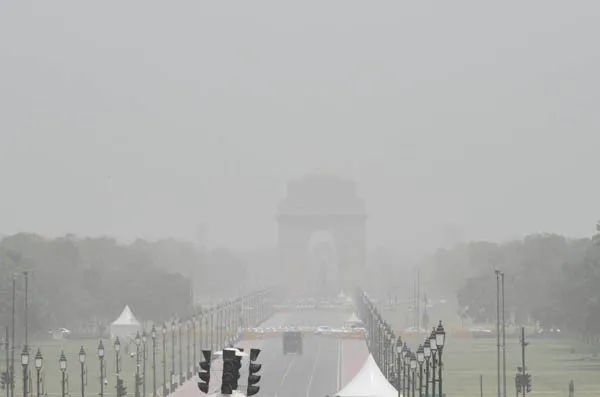 Delhi Weather: दिल्ली-एनसीआर में धूल भरी आंधी, हर तरफ धुंध ही धुंध, लोगों को सांस लेने में हुई दिक्कत
