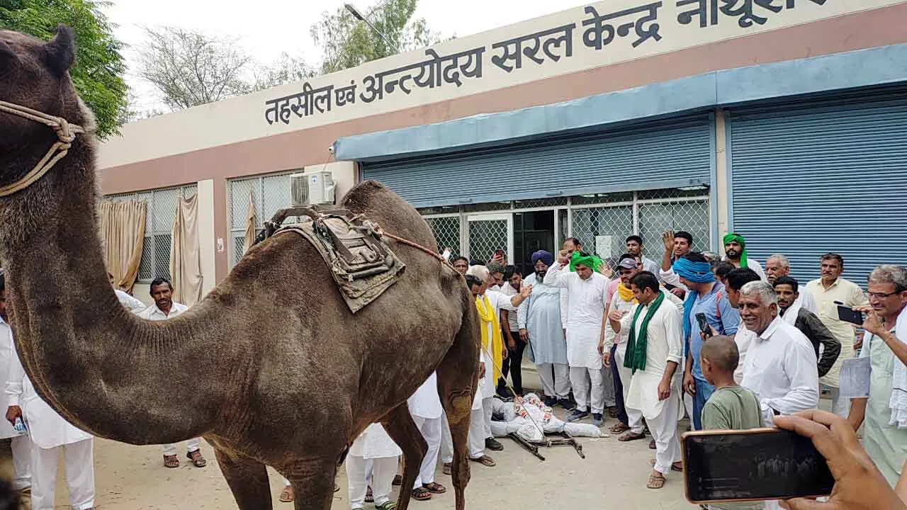 बेटियों को न्याय दिलाने के लिए किसानों ने किया ये अनूठा विरोध प्रदर्शन