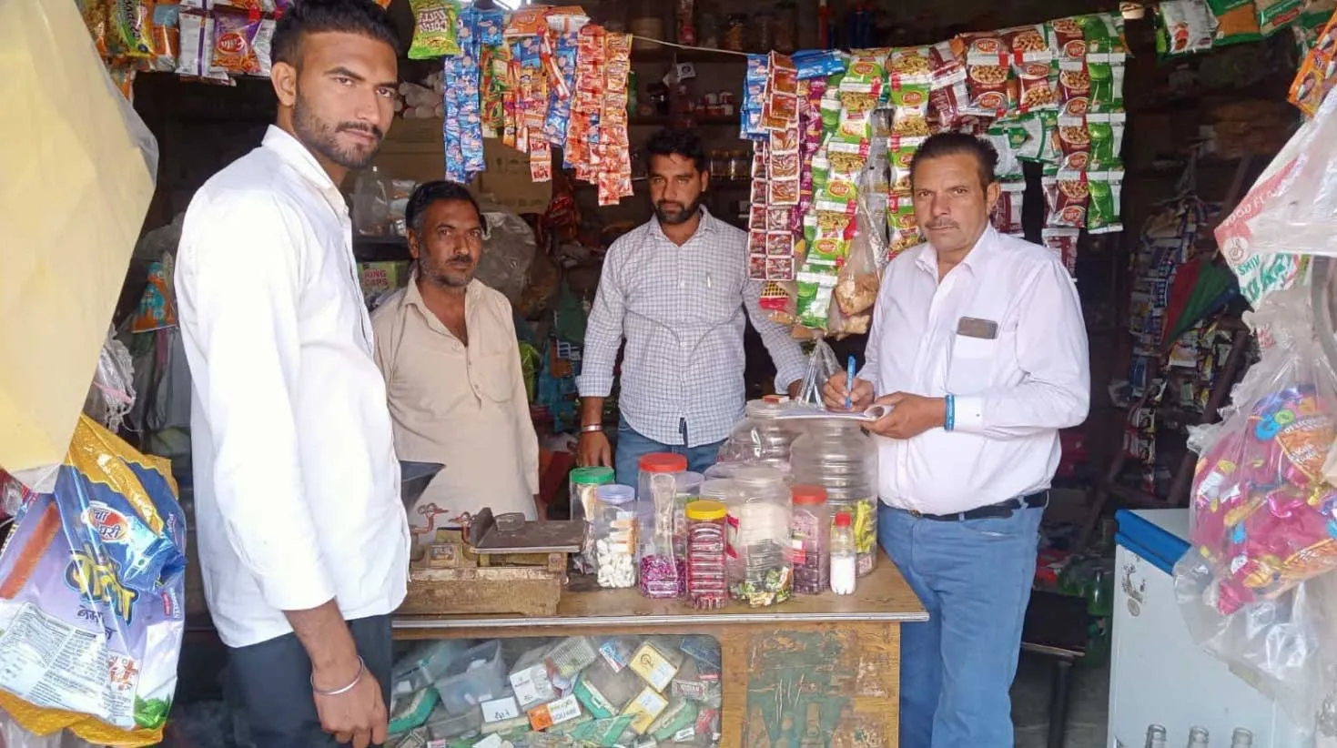 स्वास्थ्य विभाग ने तंबाकू विक्रेताओं का चालान काटा