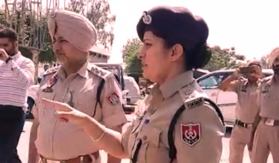 फाजिल्का पुलिस ने चलाया ऑपरेशन विजिल: बस स्टैंड, रेलवे स्टेशन संवेदनशील स्थानों पर किया सर्च