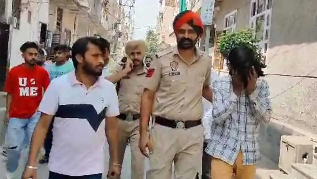 साइकिल चोर पकड़ा, लोगों ने पकड़कर जमकर धुना