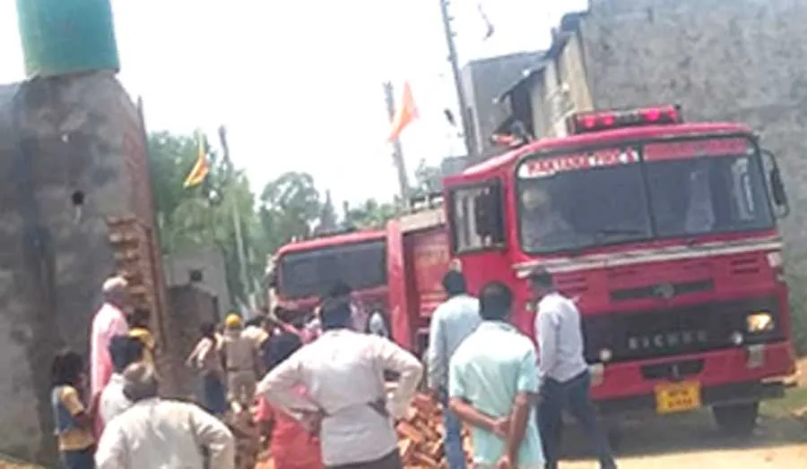 कूलर फैक्टरी में लगी भयंकर आग, दो दमकल कर्मचारियों समेत पांच लोग झुलसे